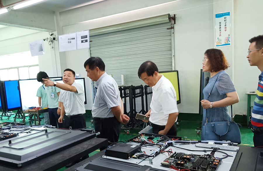 秉承教育精神，共創發展 --桂深兩地教育裝備協會專家蒞臨91香蕉直播平台教學參觀和指導